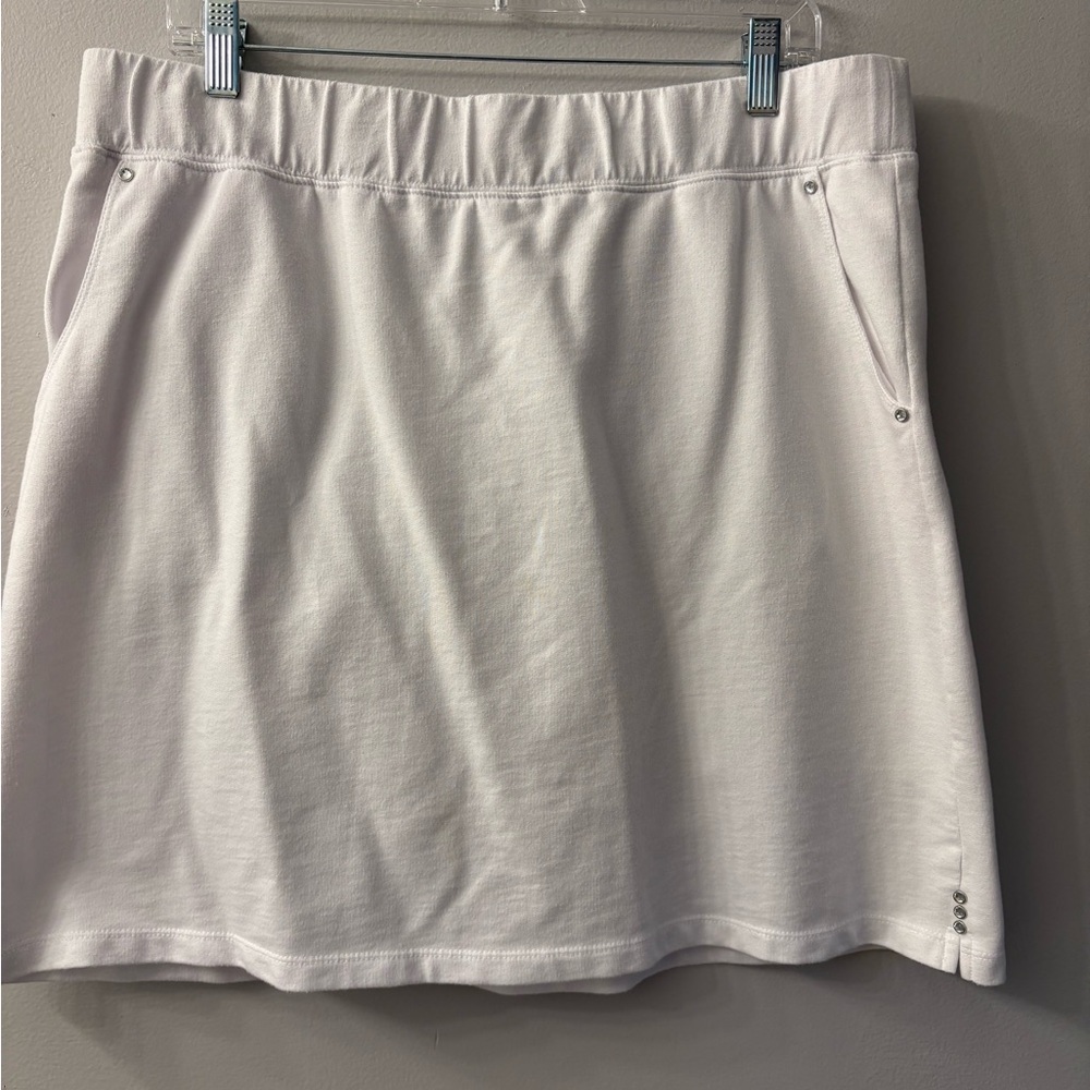 Quacker Factory white Skort with Rhinestones Large
Comes from a smoke free home